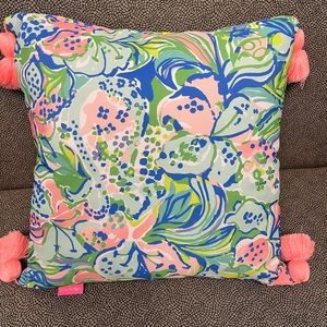 LillyPullitzer outdoor pillow in amazing condition